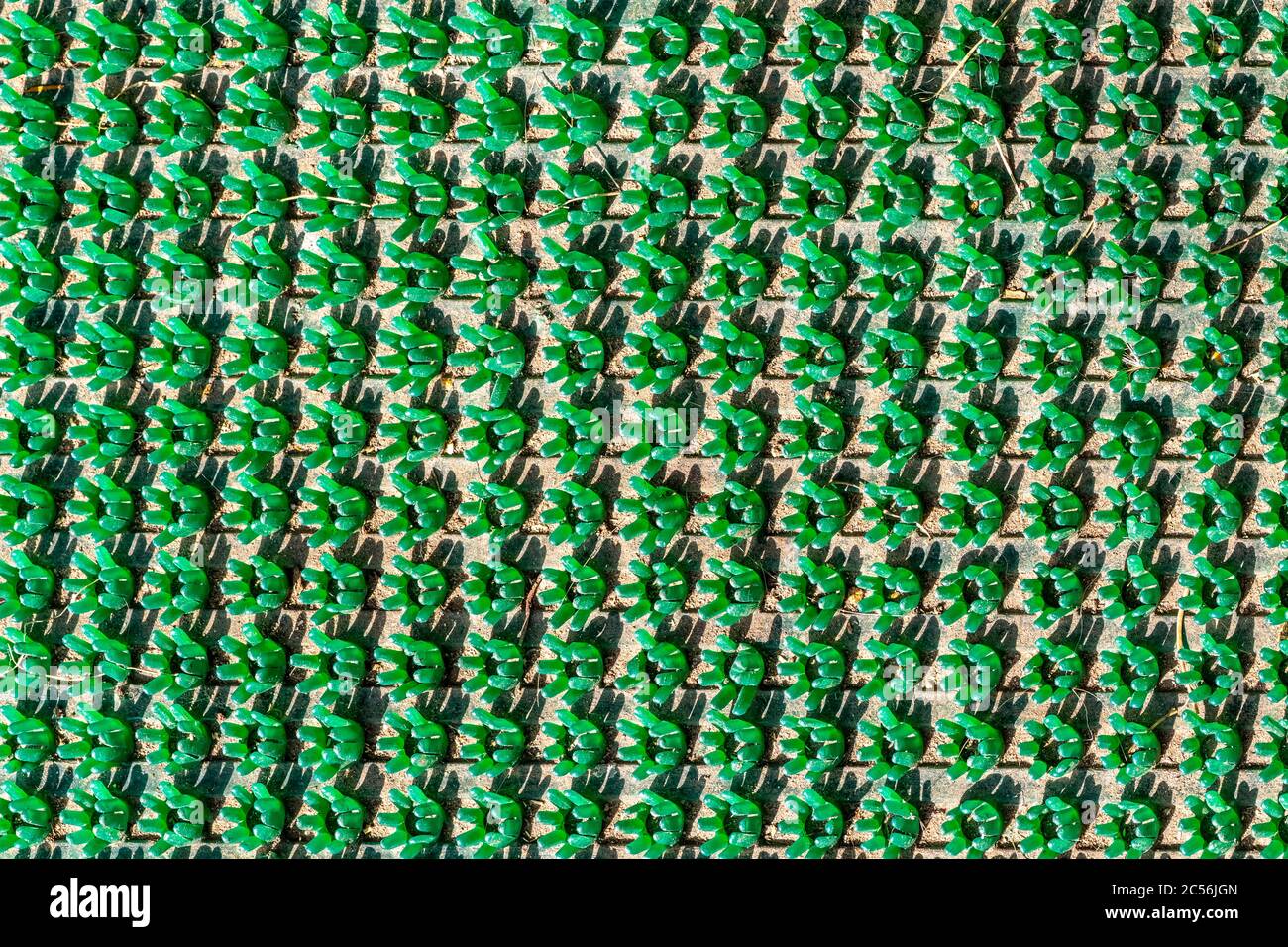 La superficie di un tappetino verde per il massaggio da vicino. Foto Stock