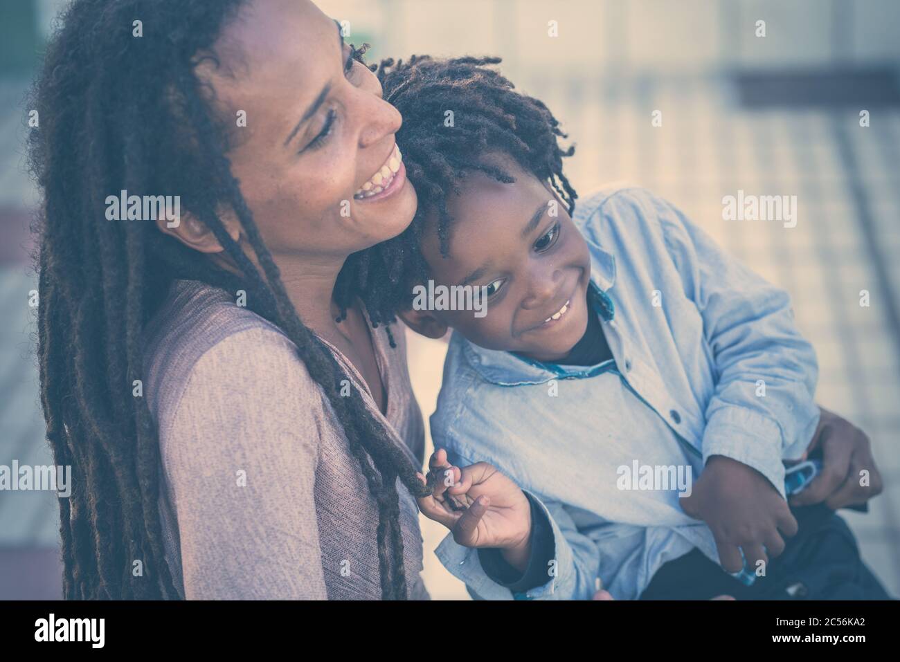 Famiglia felice e divertente tempo insieme - madre e figlio nero razza africana persone divertirsi al parco - amore per la madre e il figlio giovane - Dreadlocks ha Foto Stock