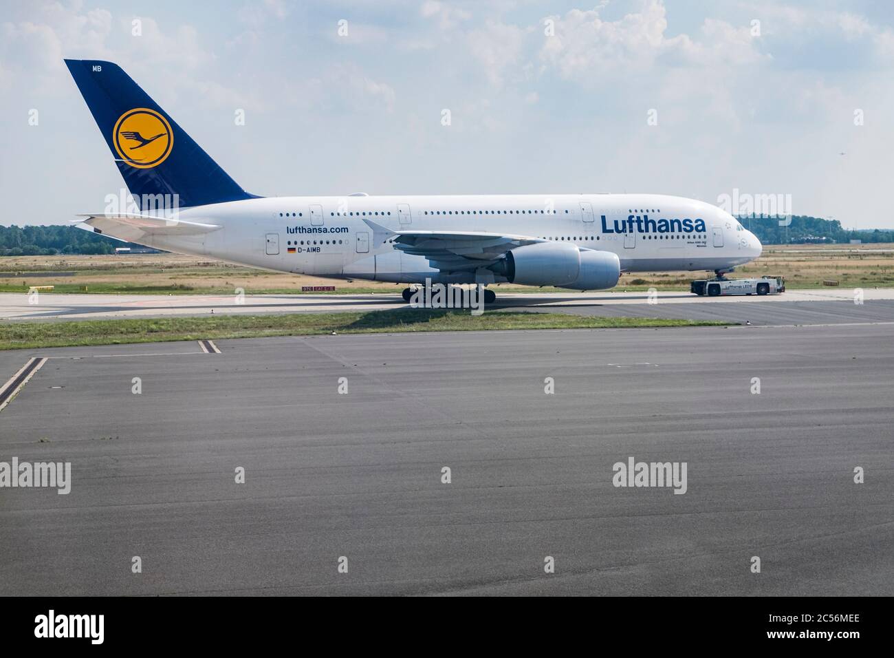 L'Airbus A380 si trova sulla asfalto dell'aeroporto Foto Stock