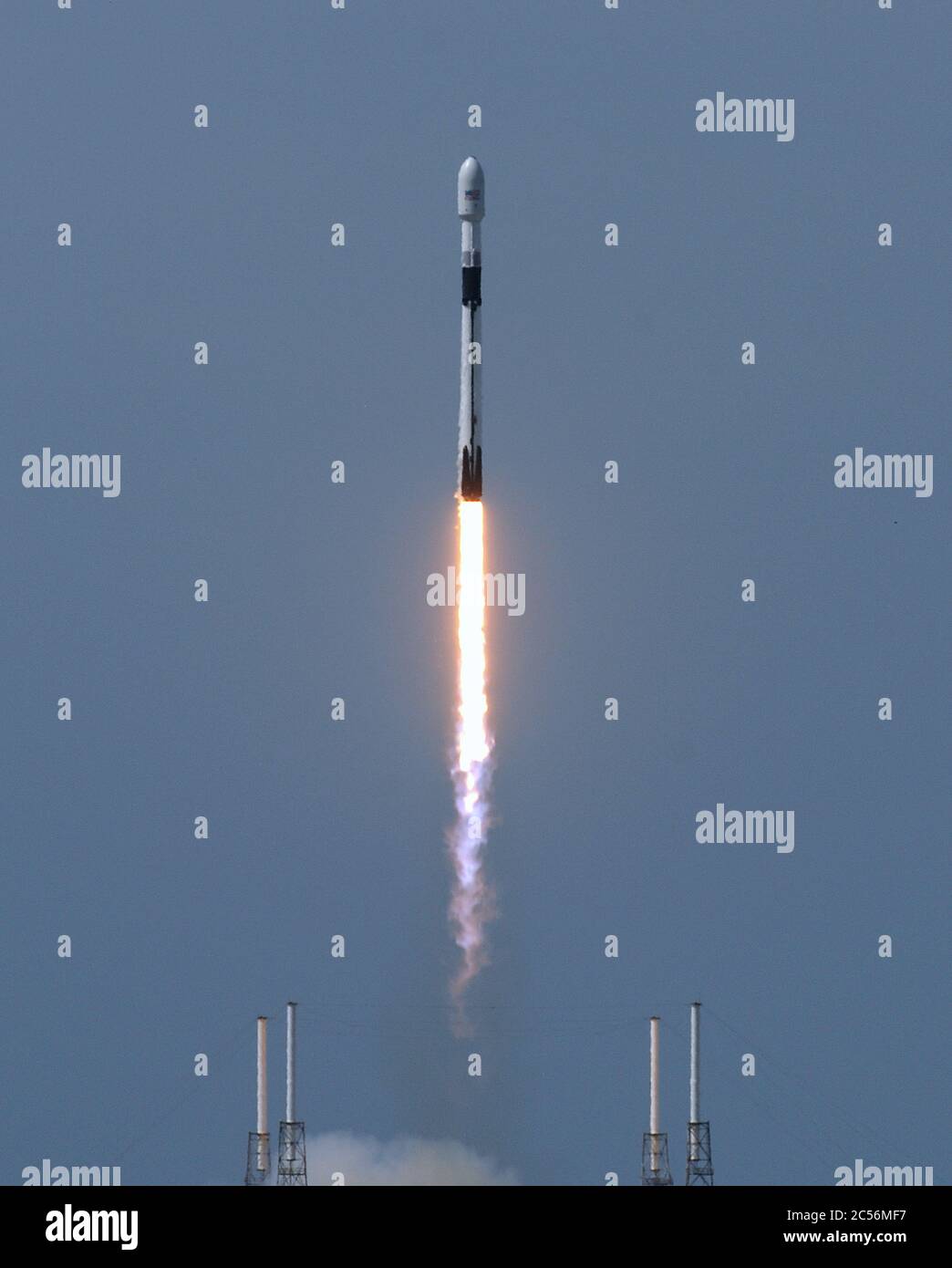 Cape Canaveral, Stati Uniti. 30 giugno 2020. Un razzo SpaceX Falcon 9 che porta il satellite di navigazione GPS III SV03 per la forza spaziale statunitense viene lanciato dal pad 40 alla stazione dell'aeronautica di Cape Canaveral. Questo è l'undicesimo lancio dell'anno per SpaceX. Credit: SOPA Images Limited/Alamy Live News Foto Stock