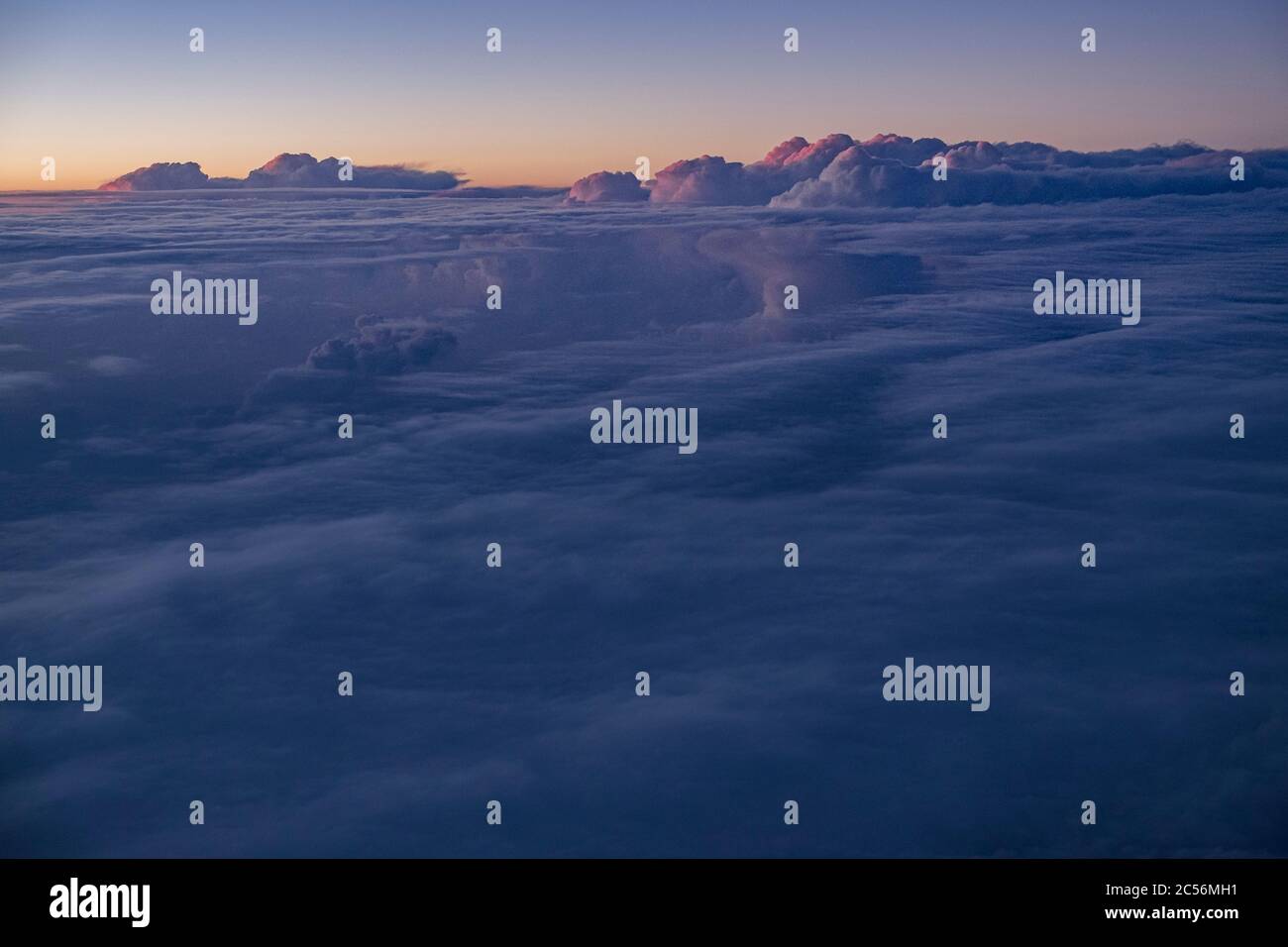 Vista dall'aereo su cielo nuvoloso di giorno Foto Stock