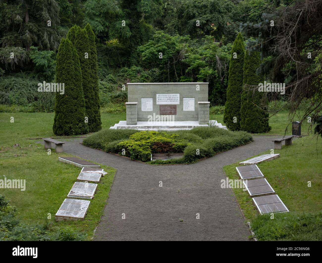 25 giugno 2020, Brandeburgo, Großbeeren: In un parco-come struttura a Großbeeren, Brandeburgo, le vittime del campo di istruzione di lavoro ex sono commemorati in questo luogo. Tra il 1942 e il 1945, vi morirono 1289 prigionieri di 25 paesi. Foto: Paul Zinken/dpa-Zentralbild/ZB Foto Stock