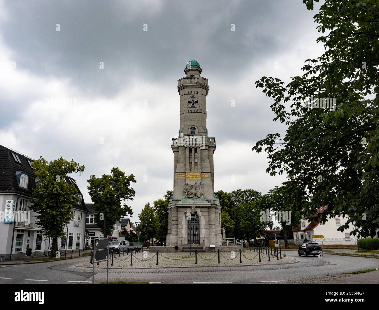 25 giugno 2020, Brandeburgo, Großbeeren: La torre commemorativa è probabilmente il punto di riferimento più famoso del comune di Brandeburgo di Großbeeren. L'edificio alto 32 metri fu costruito nel 1913 per il centenario della battaglia di Großbeeren. Foto: Paul Zinken/dpa-Zentralbild/ZB Foto Stock