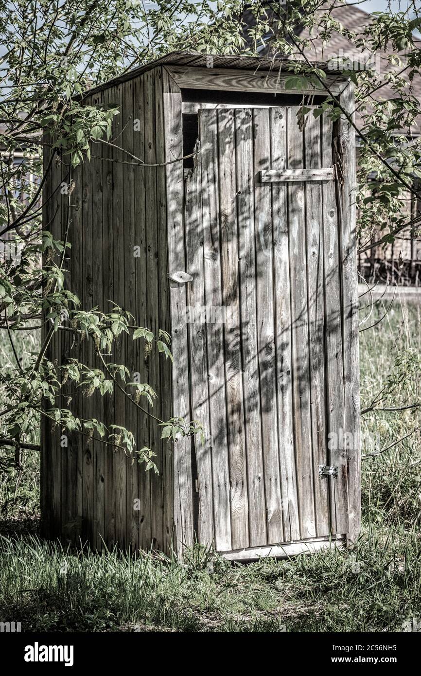 wc rustico fatto di tavole in primo piano della strada. Foto Stock