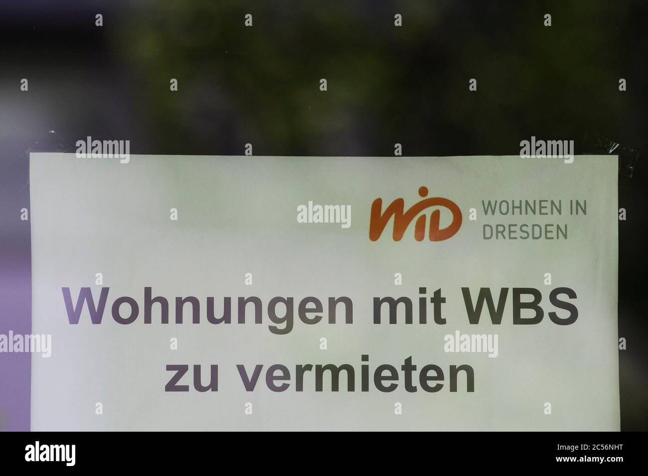 25 giugno 2020, Sassonia, Dresda: Un pezzo di carta con l'iscrizione 'Appartamenti con WBS in affitto' è attaccato alla finestra di una casa con 22 appartamenti di nuova costruzione. Oggi, il comune Dresdner Wohnungsbaugesellschaft Wohnen a Dresda (WID) ha assunto il primo edificio residenziale finanziato con sovvenzioni dello Stato libero. Le 22 unità di alloggi sociali di nuova costruzione sono state sovvenzionate con 1.04 milioni di euro dalla guida 'Gebundener Mietwohnraum' del libero Stato di Sassonia. Ciò significa che WID sta iniziando a costruire il proprio stock di alloggi sociali. Foto: Robert Michael/dpa-Zentralbil Foto Stock