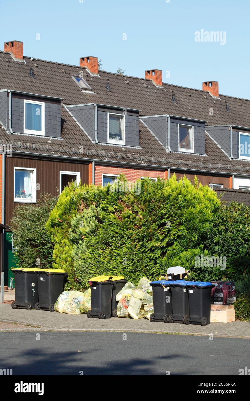 Edifici residenziali, separazione dei rifiuti, contenitori blu per carta di scarto, contenitori gialli per rifiuti di plastica, Brema, Germania, Europa Foto Stock