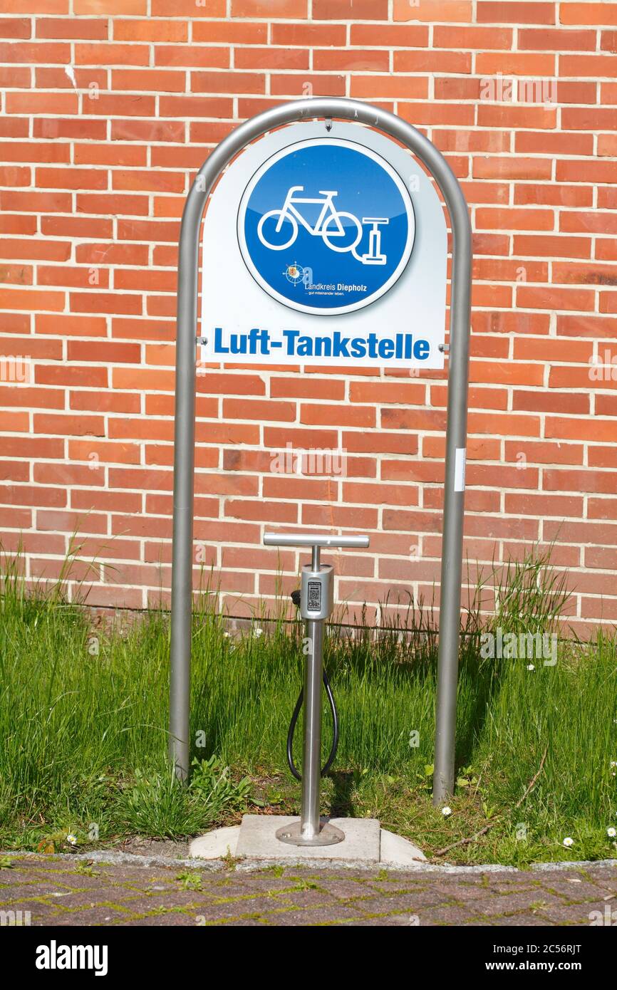 Stazione di riempimento aria per biciclette, Siedenburg, distretto di Diepholz, bassa Sassonia, Germania, Europa Foto Stock