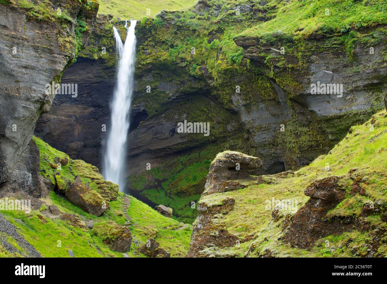 Il Kvernufoss alto 40 m vicino a Skogar in Islanda del Sud. Foto Stock