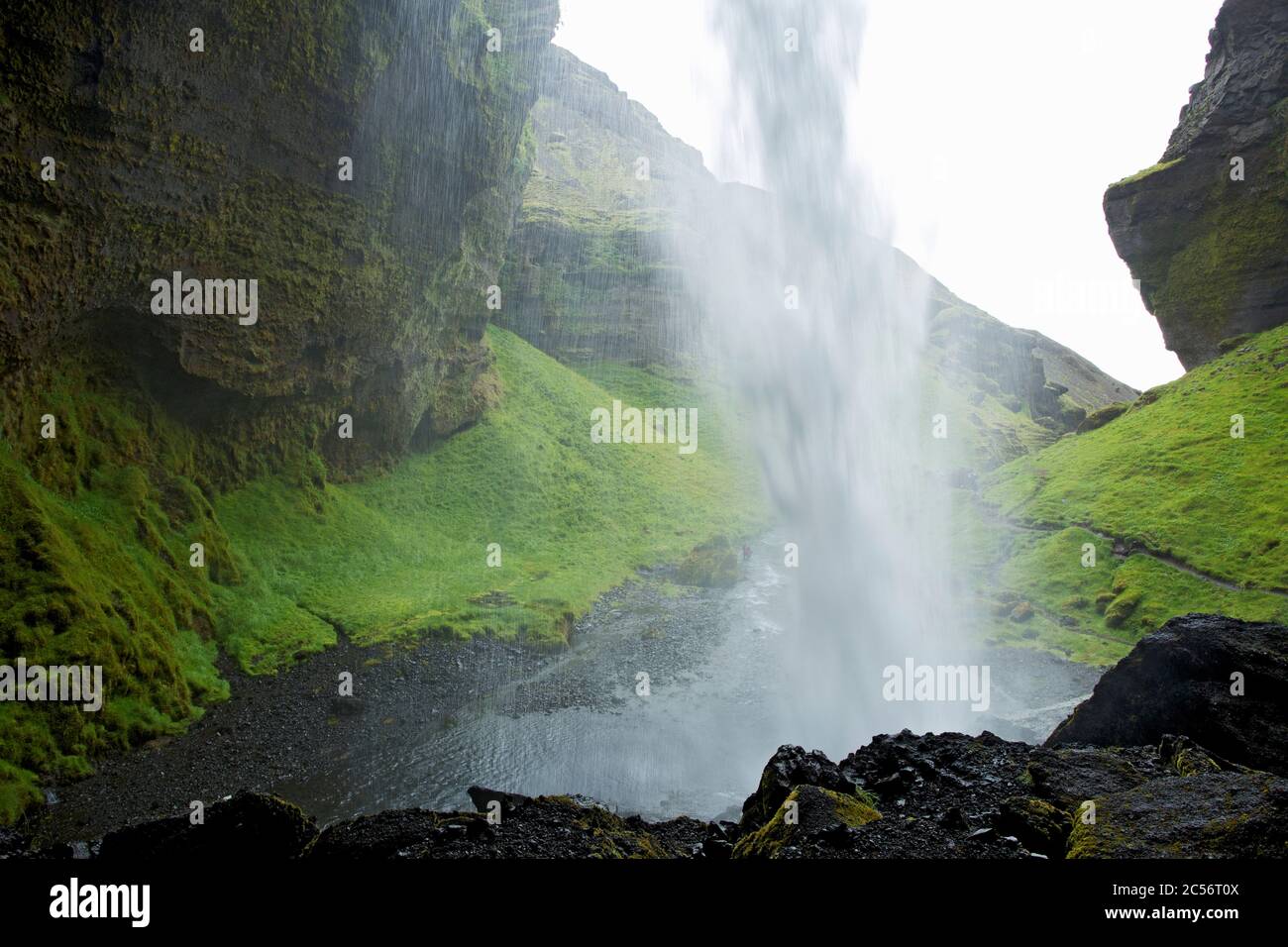 Vista attraverso il Kvernufoss alto 40 m vicino a Skogar in Suedisland. Foto Stock