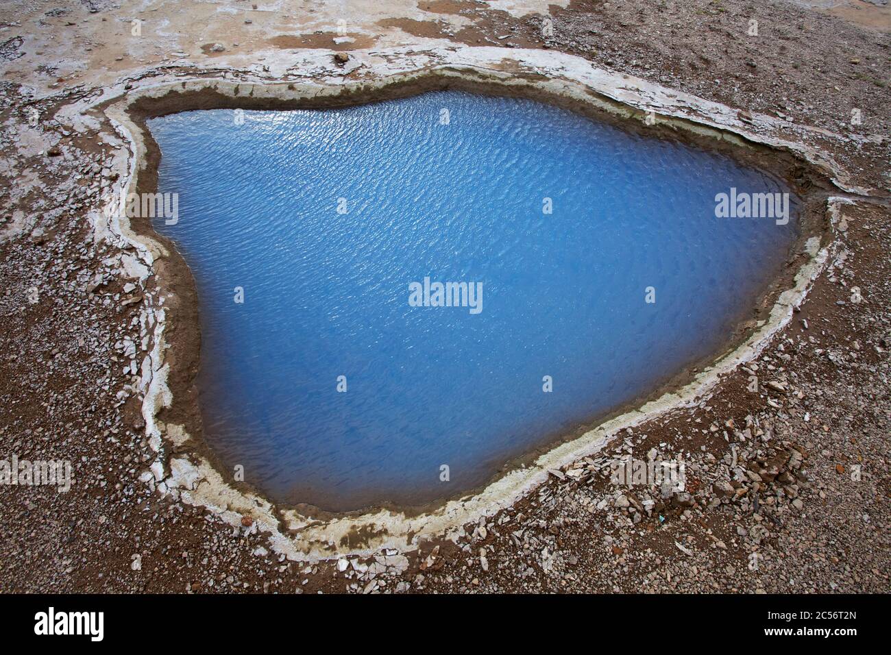 Mattina umore alla sorgente calda 'Bleesi', il cui colore blu proviene da terra diatomacea dissolta. Foto Stock