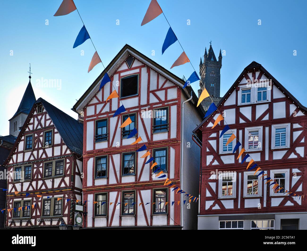 Europa, Germania, Assia, Nassau-Dillenburg, Orange City Dillenburg, via tedesca a graticcio, case a graticcio nella strada principale, vista su Schlo Foto Stock