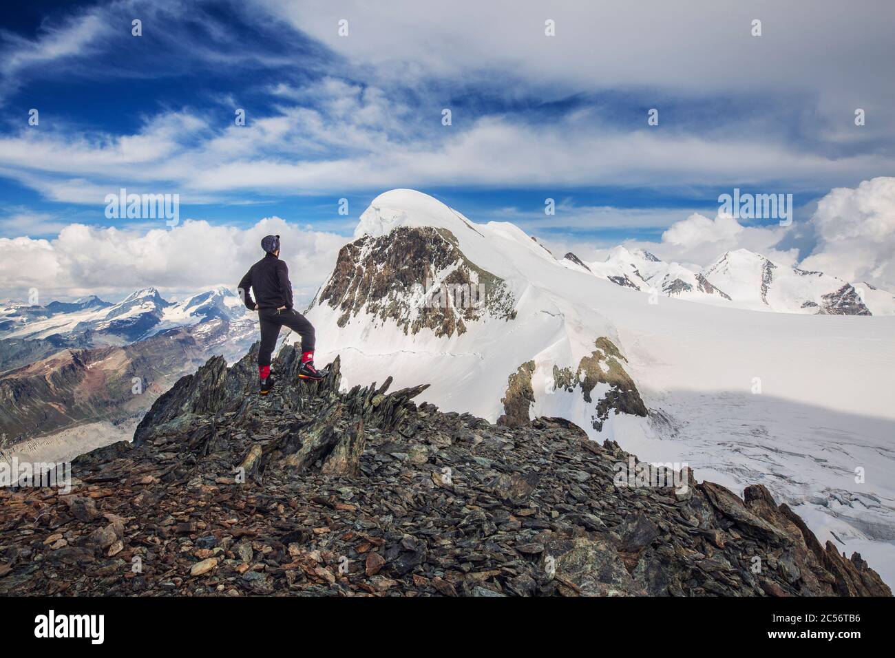 Breithorn Mounitan nelle alpi svizzere. Turista che si trova sul Klein Cervino guardando Breithorn. Fotografia all'aperto e all'avventura. Foto Stock