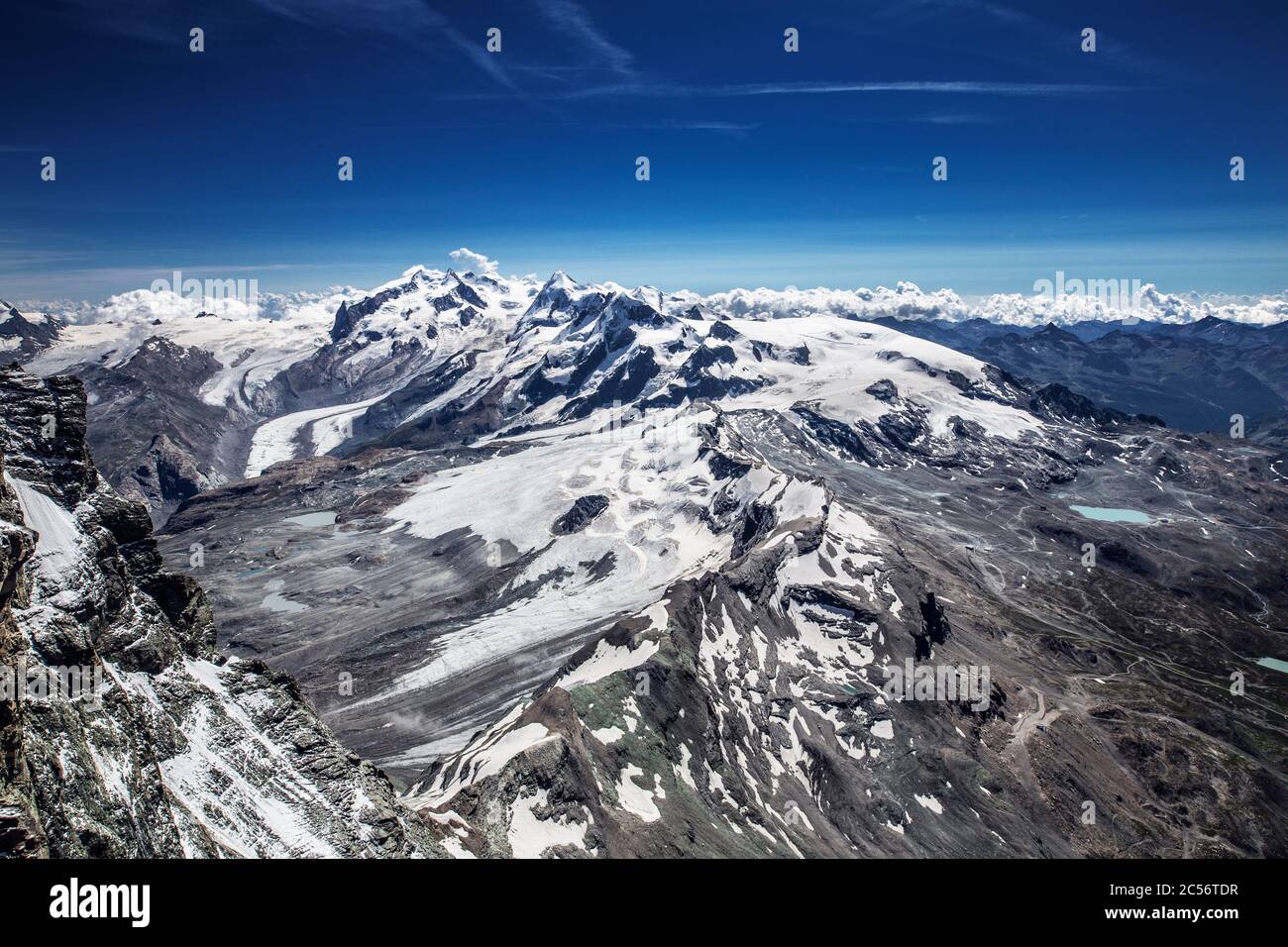 Paesaggio alpino bello. Vista panoramica sulle cime delle Alpi e sul ghiacciaio. Bel cielo blu. Foto Stock