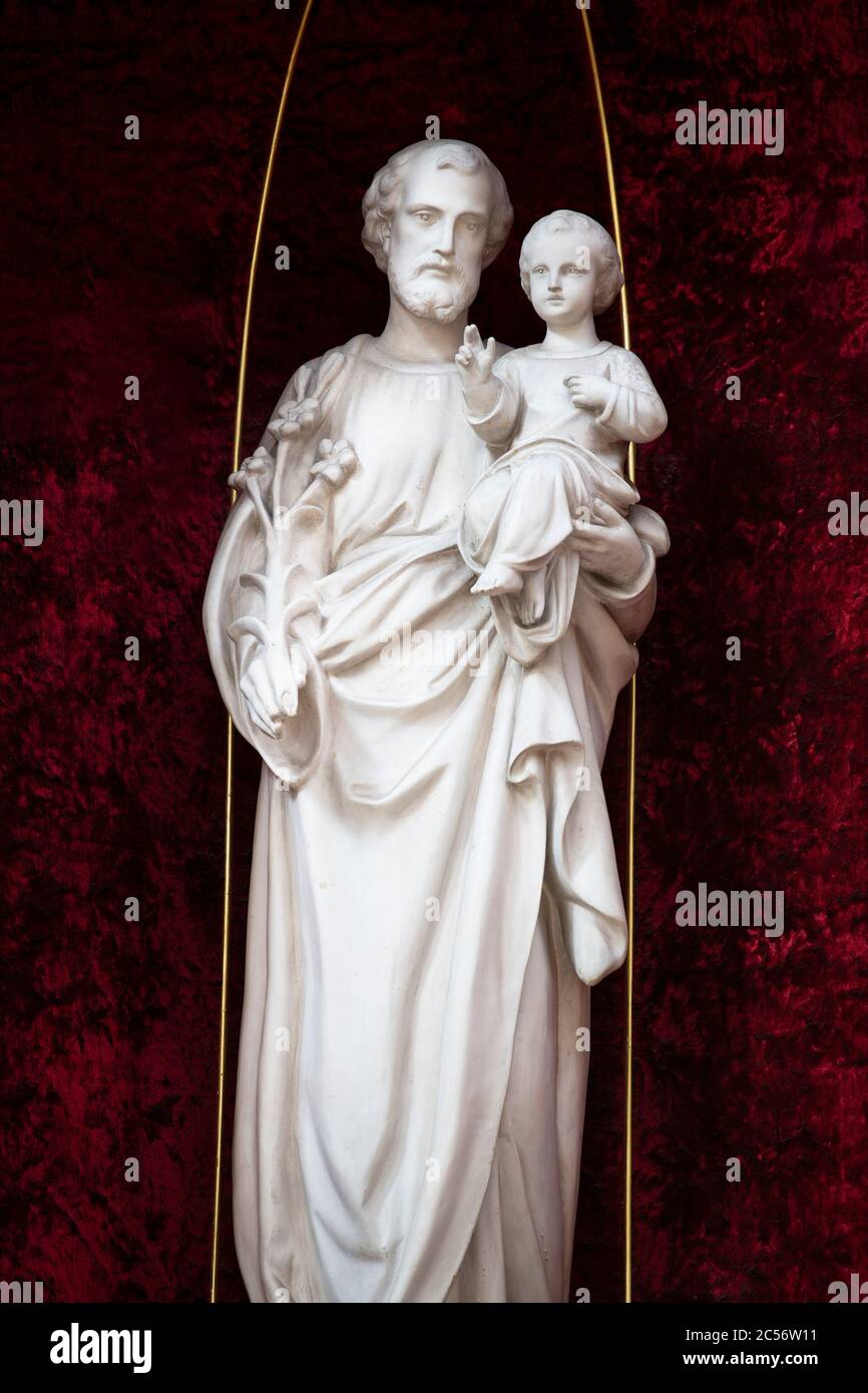San Giuseppe con Gesù scultura in marmo. Statua di San Giuseppe nella chiesa. Foto Stock