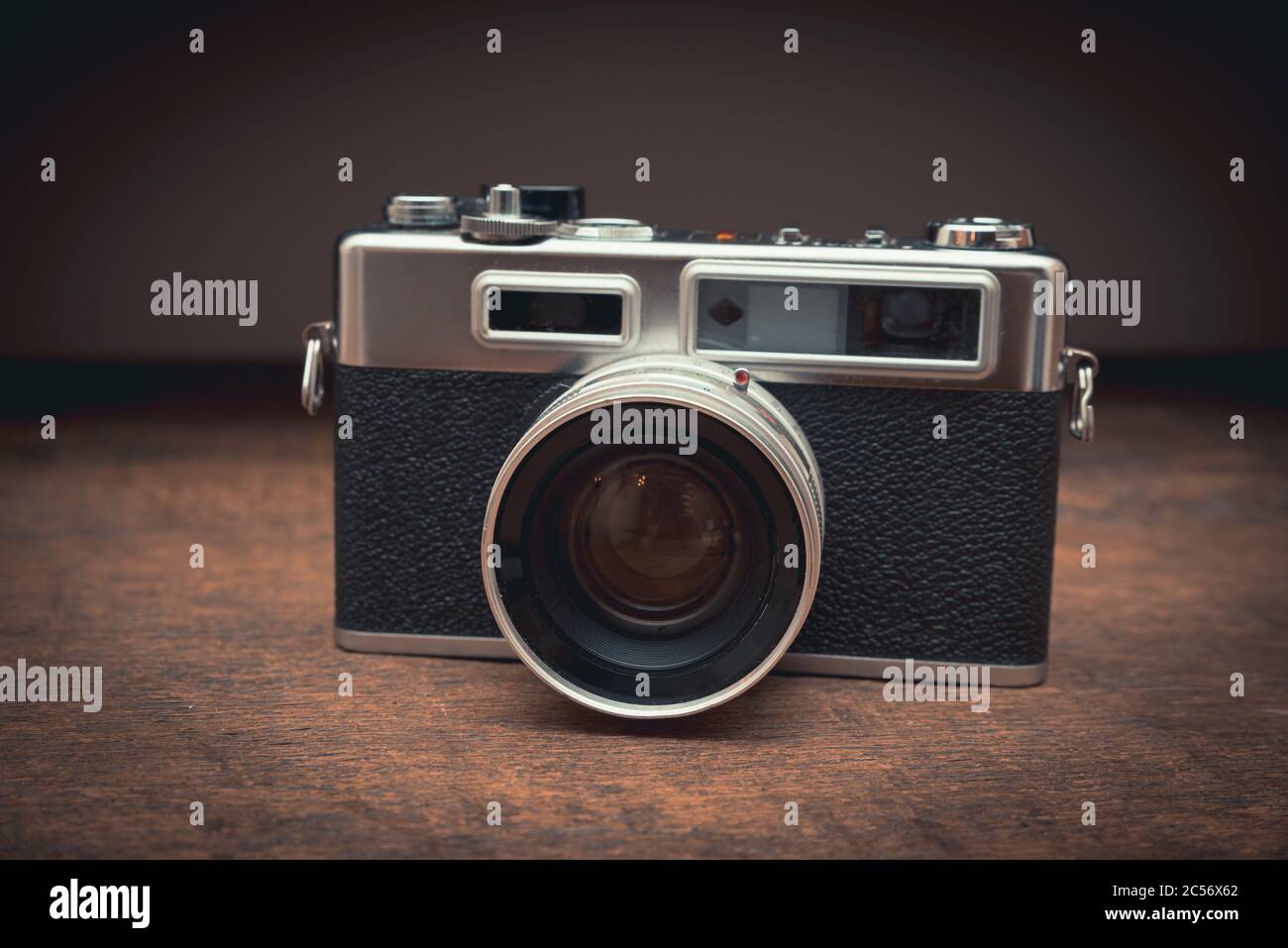 Vecchio vintage fotocamera su un tavolo di legno Foto Stock