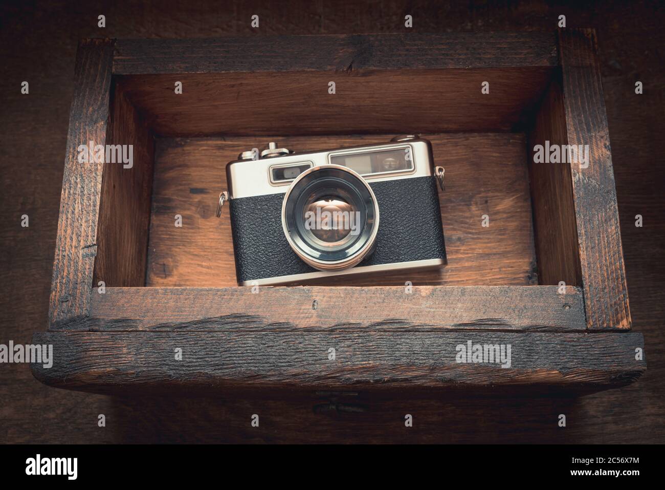 Macchina fotografica d'epoca in un vecchio petto di legno Foto Stock