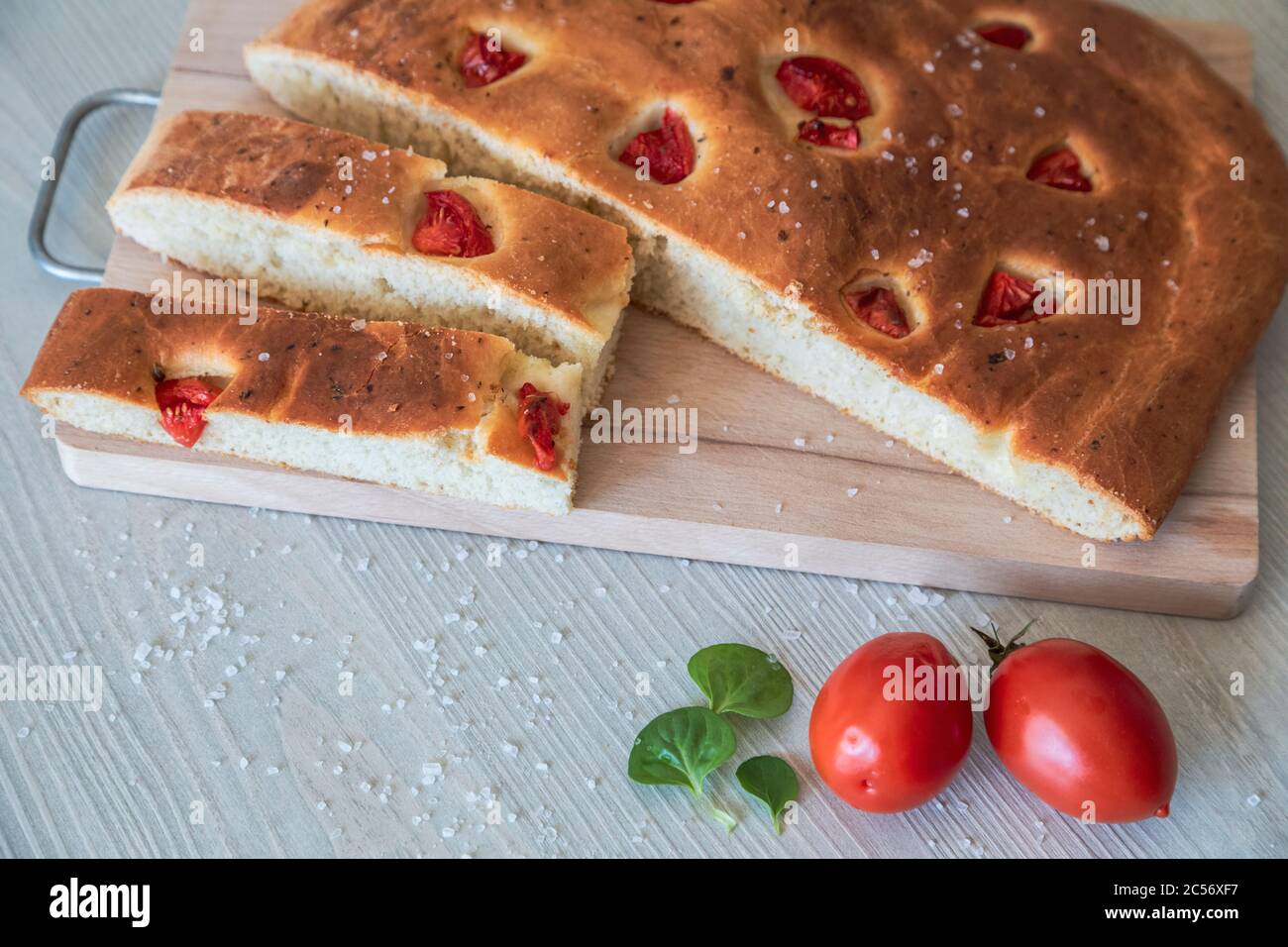 Focaccia pugliese fatta in casa, tipica cucina italiana Foto Stock