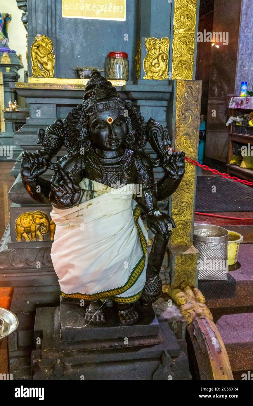 Figura della divinità nera, tempio indù, Sri Navasakthi Vinayagar Tempio, Victoria, Seychelles, Oceano Indiano, Africa Foto Stock