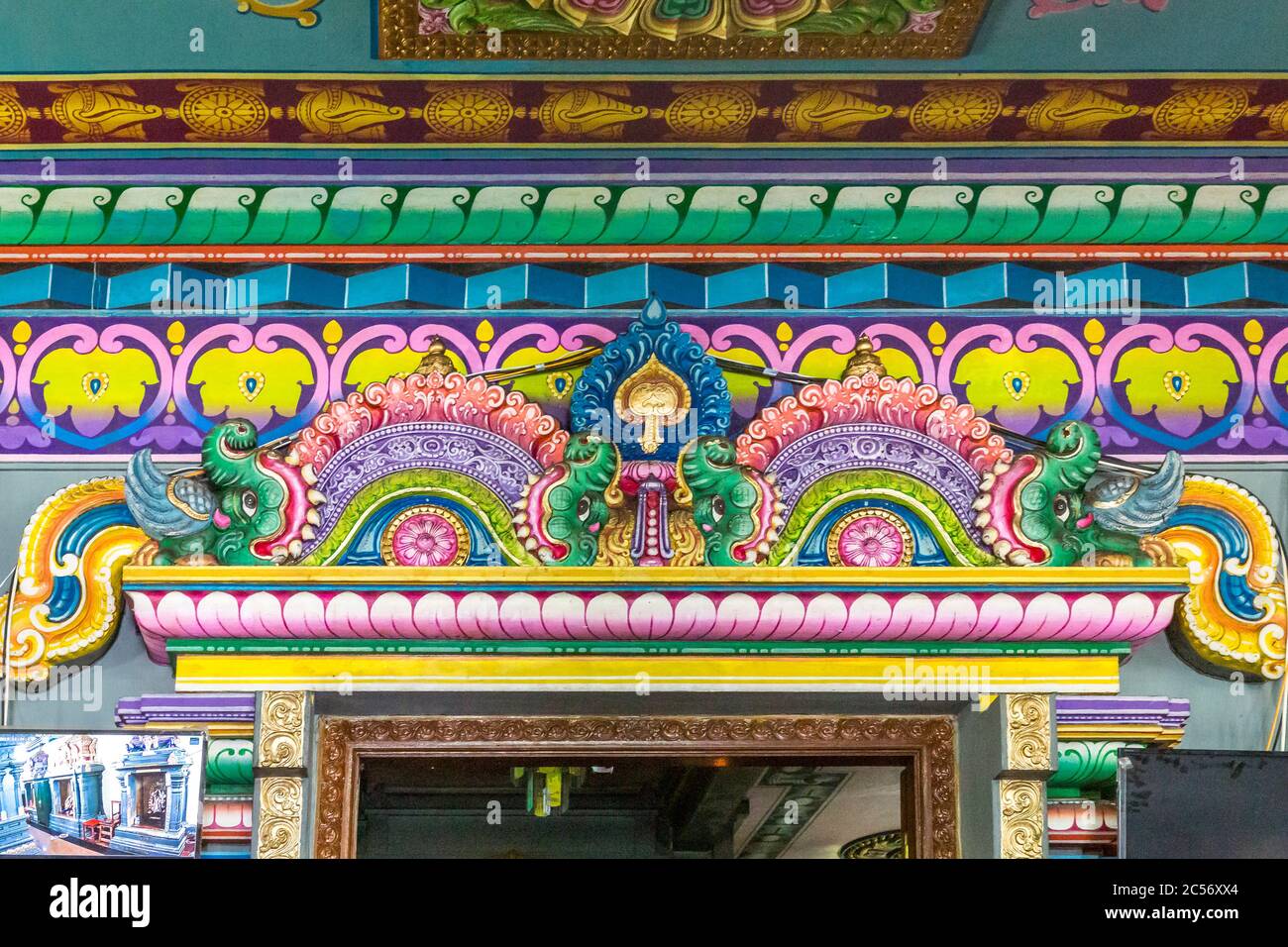 Ornamenti colorati, tempio indù, Sri Navasakthi Vinayagar Tempio, Victoria, Seychelles, Oceano Indiano, Africa Foto Stock