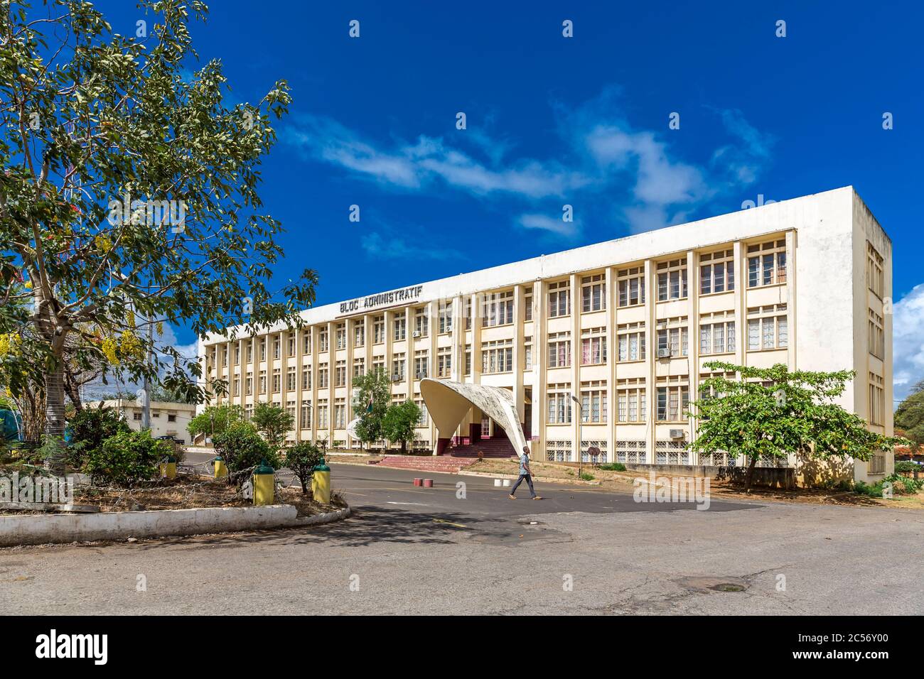 Edificio amministrativo nel centro di Diego Suarez, Bloc Administatif, Antsiranana, Diego Suarez, Madagascar, Africa Foto Stock