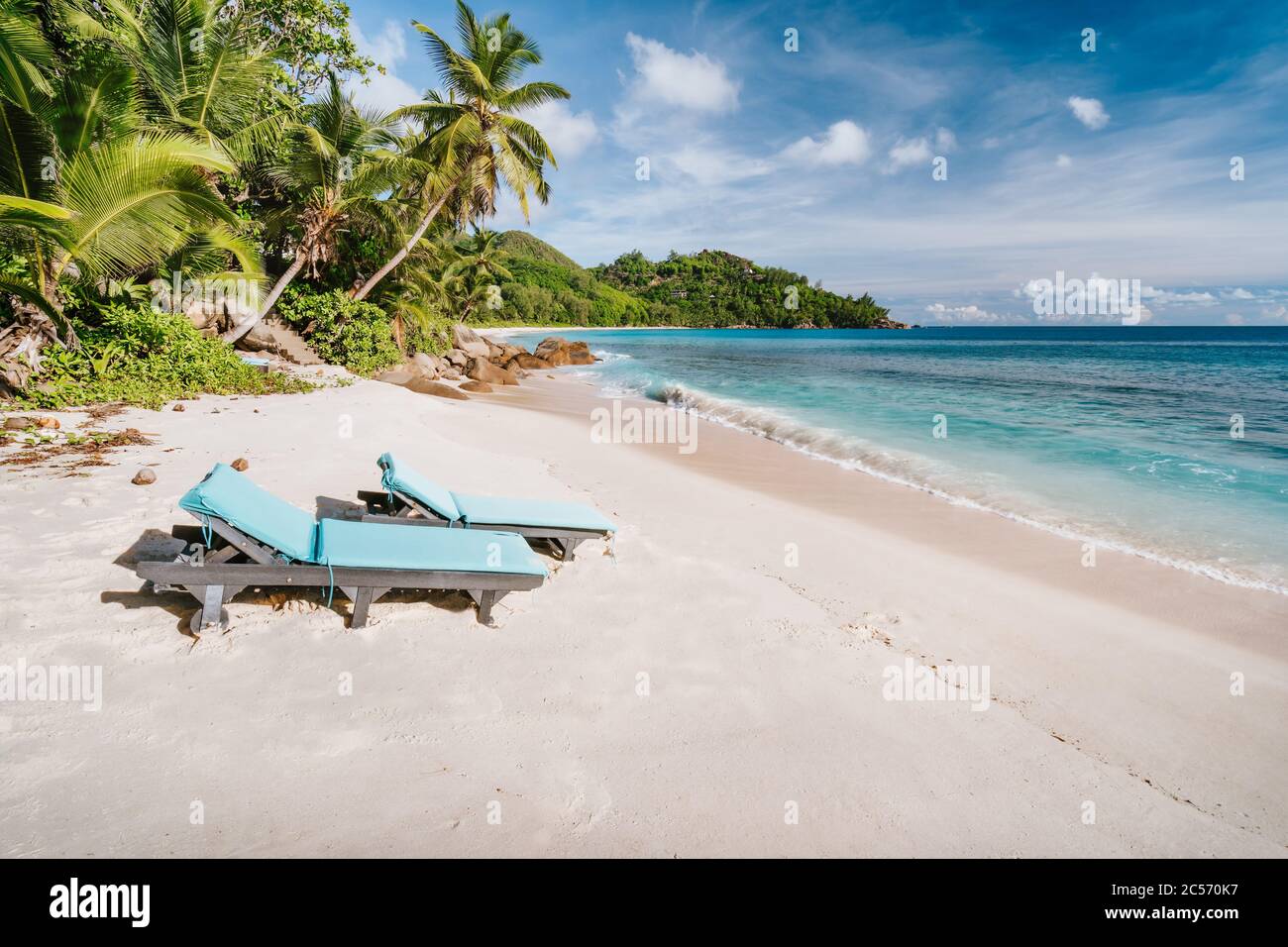 Isola di Mahe, Seychelles. Vacanza vocazione sulla bella esotica Anse intendance spiaggia tropicale. Onda dell'oceano che rotola verso la spiaggia sabbiosa con cocco Foto Stock