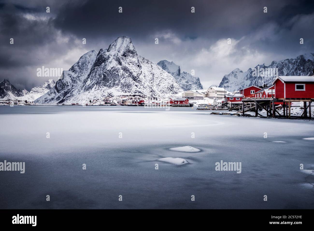 Baia congelata nel Reinefjord, Norvegia Foto Stock