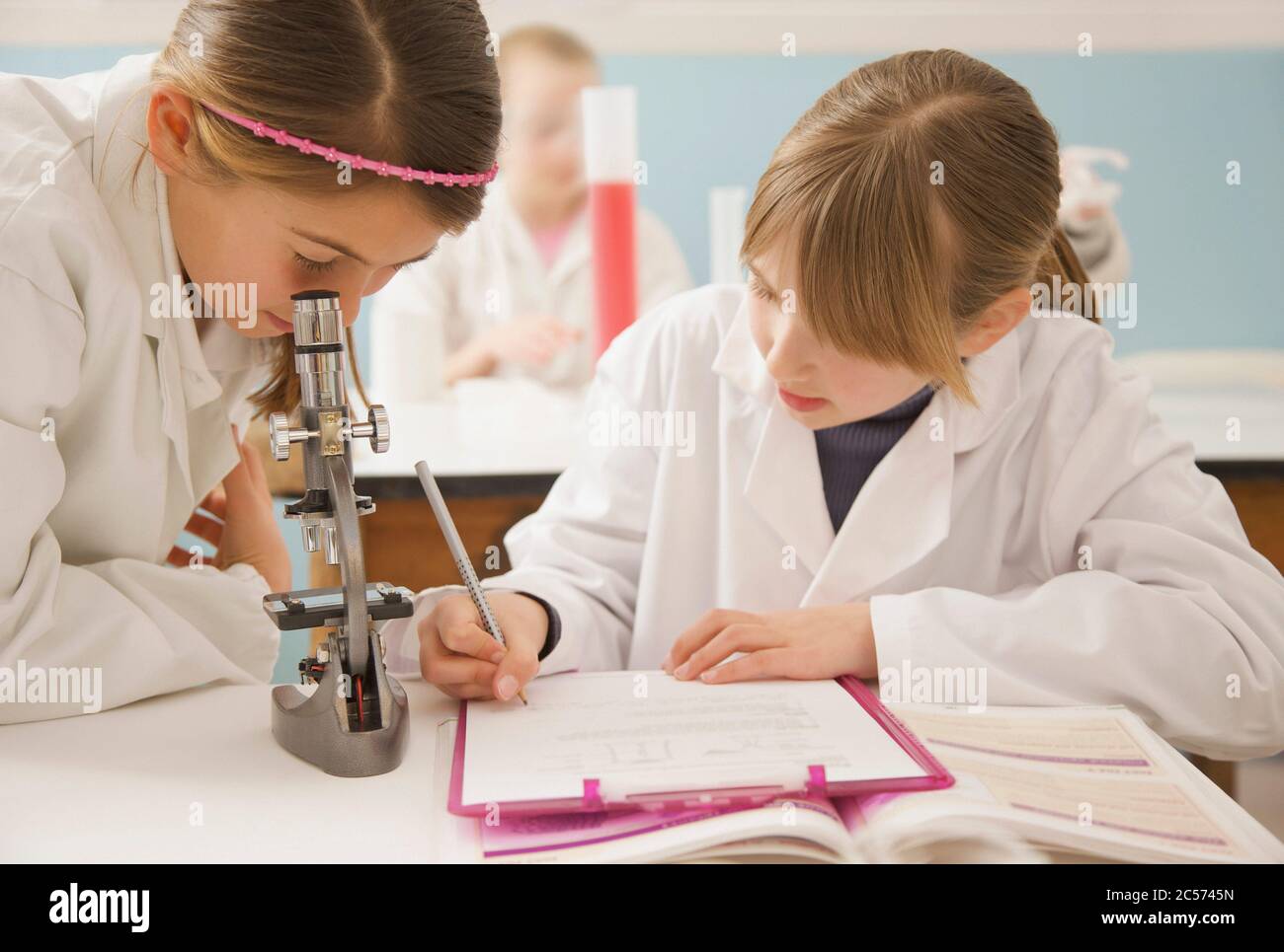 Studenti di ragazze di scuola superiore che conducono esperimenti scientifici Foto Stock