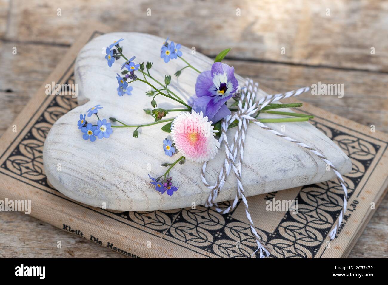 decorazioni romantiche con cuore in legno e fiori di primavera Foto Stock