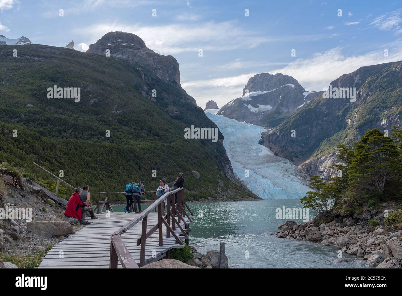 I visitatori possono ammirare il ghiacciaio Serrano, Patagonia, Cile Foto Stock