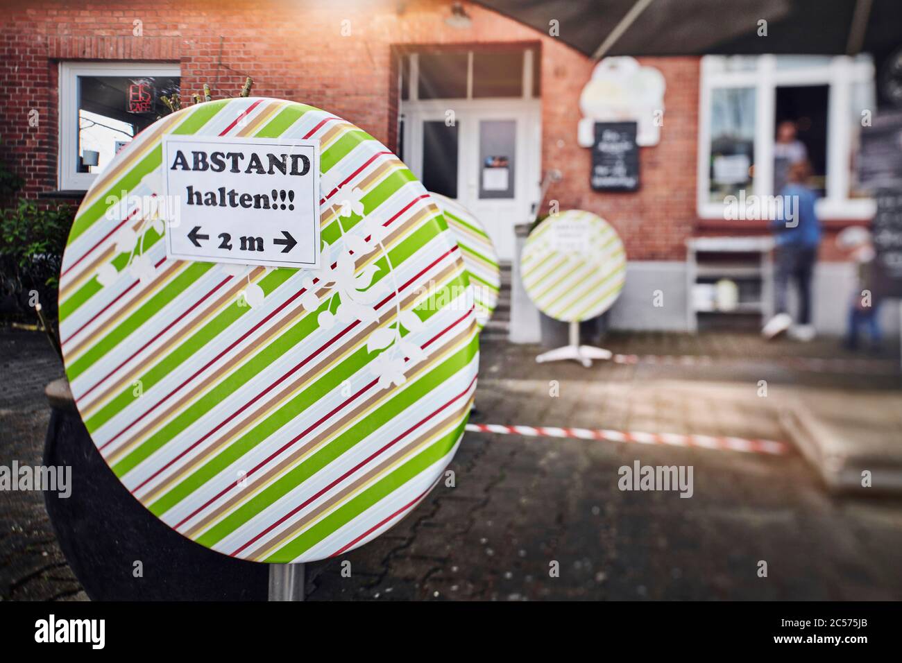 Immagine simbolica di distanza sociale, segno con avviso di fronte al gelateria, mantenere la distanza, 2 metri Foto Stock