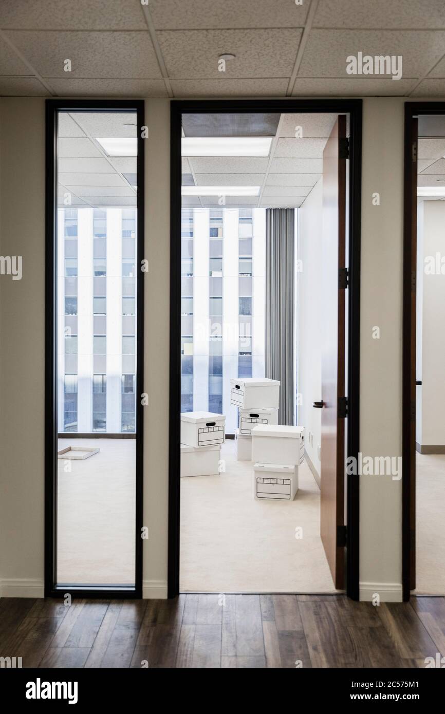 Scatole di lime sul pavimento in un ufficio alto vuoto Foto Stock