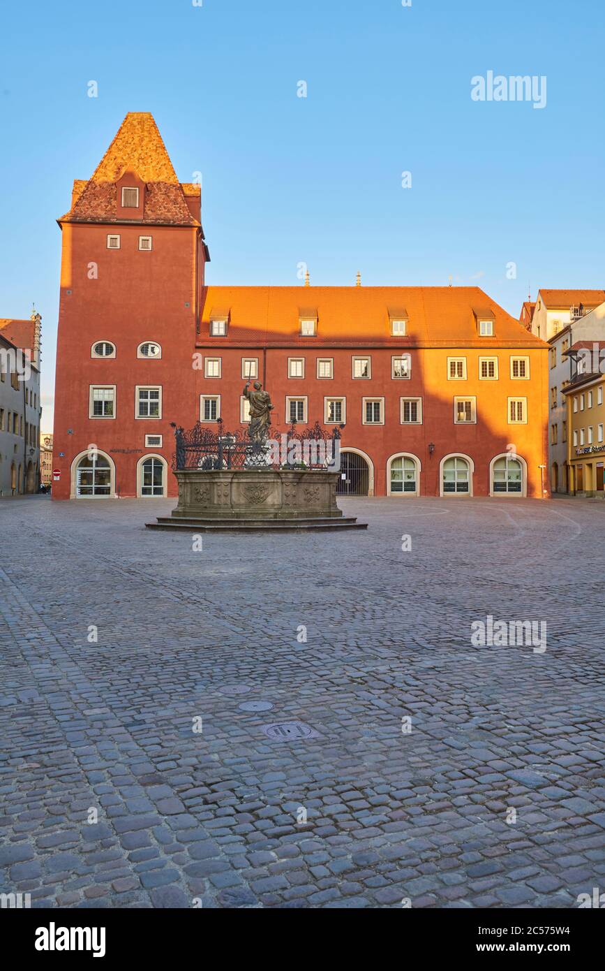 Corte amministrativa bavarese con fontana di Giustizia a Haidplatz nella città vecchia alla luce della sera, Ratisbona, Baviera, Germania Foto Stock