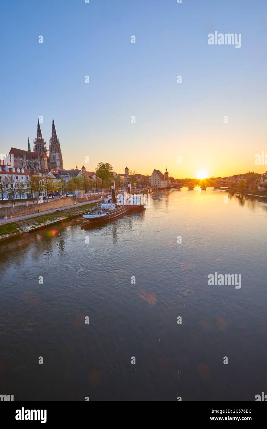 Cattedrale di Ratisbona e Ponte di pietra al tramonto sul Danubio dal Marc Aurel Ufer, Ratisbona, Baviera, Germania Foto Stock