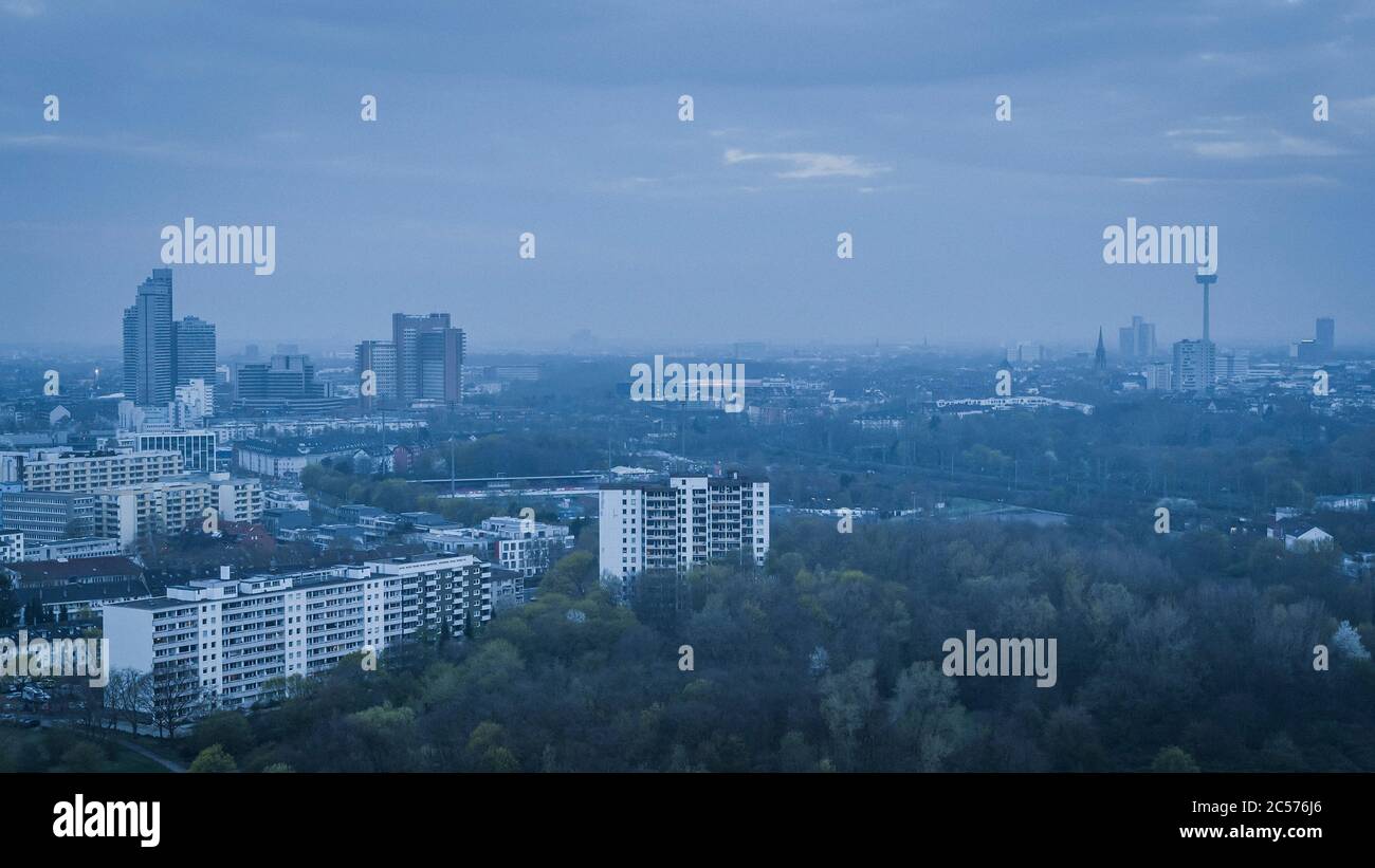 Paesaggio urbano e cime degli alberi di Colonia, Germania Foto Stock