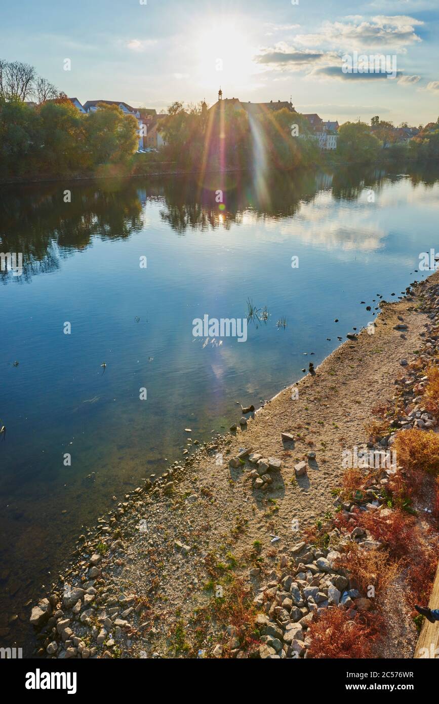 Vista sul Danubio, autunno, Ratisbona, Baviera, Germania, Europa Foto Stock