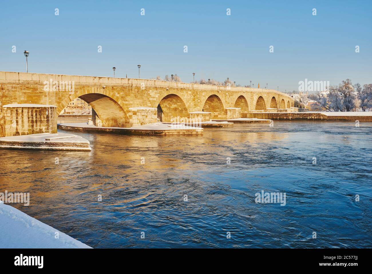 Vista del Ponte di pietra, inverno, Ratisbona, Baviera, Germania, Europa Foto Stock