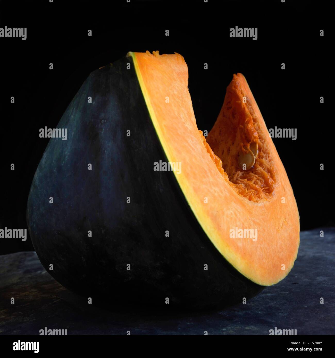 Primo piano di una zucca affettata su sfondo nero Foto Stock