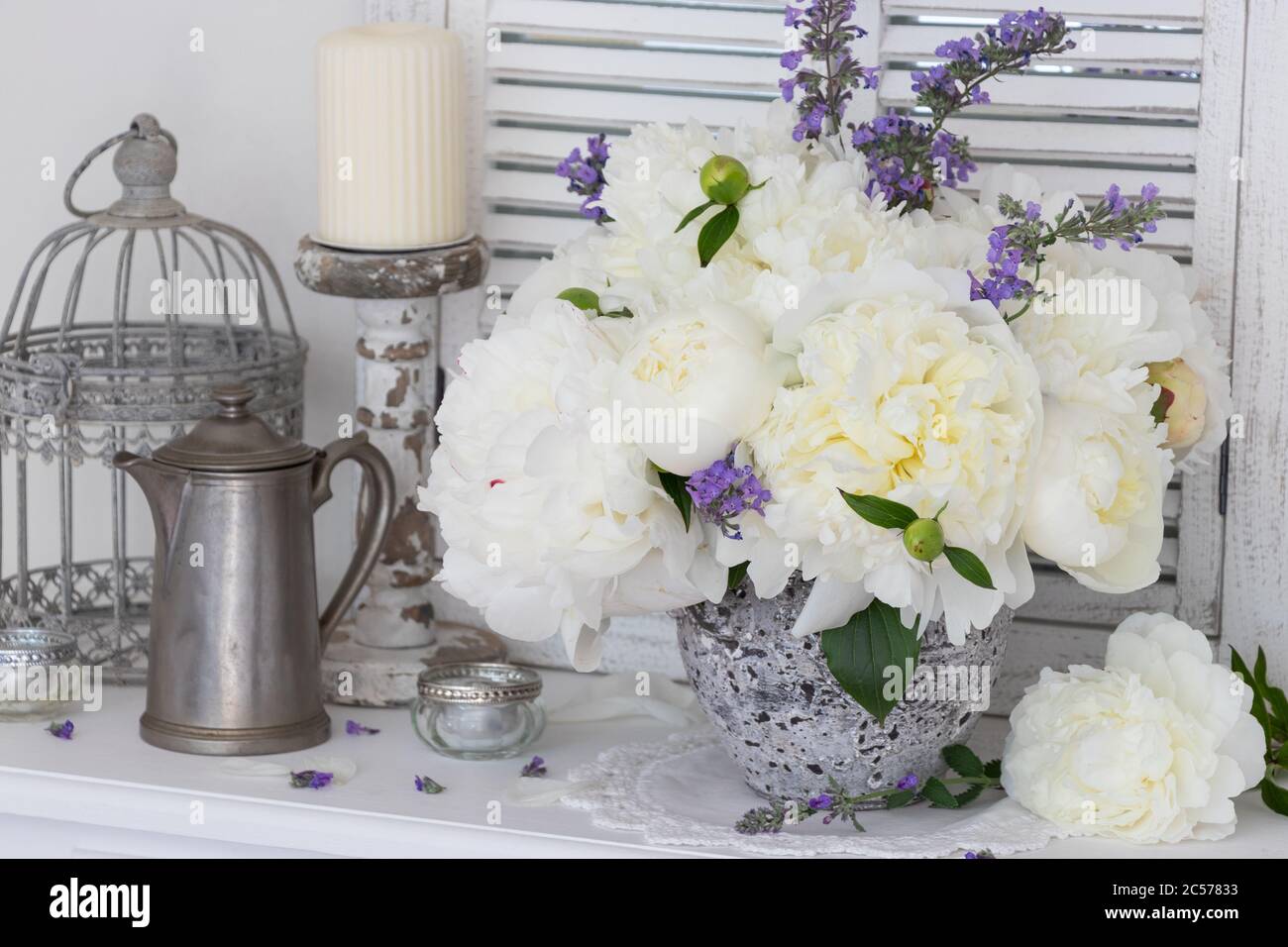 decorazione vintage con bouquet di fiori di pietra bianchi Foto Stock