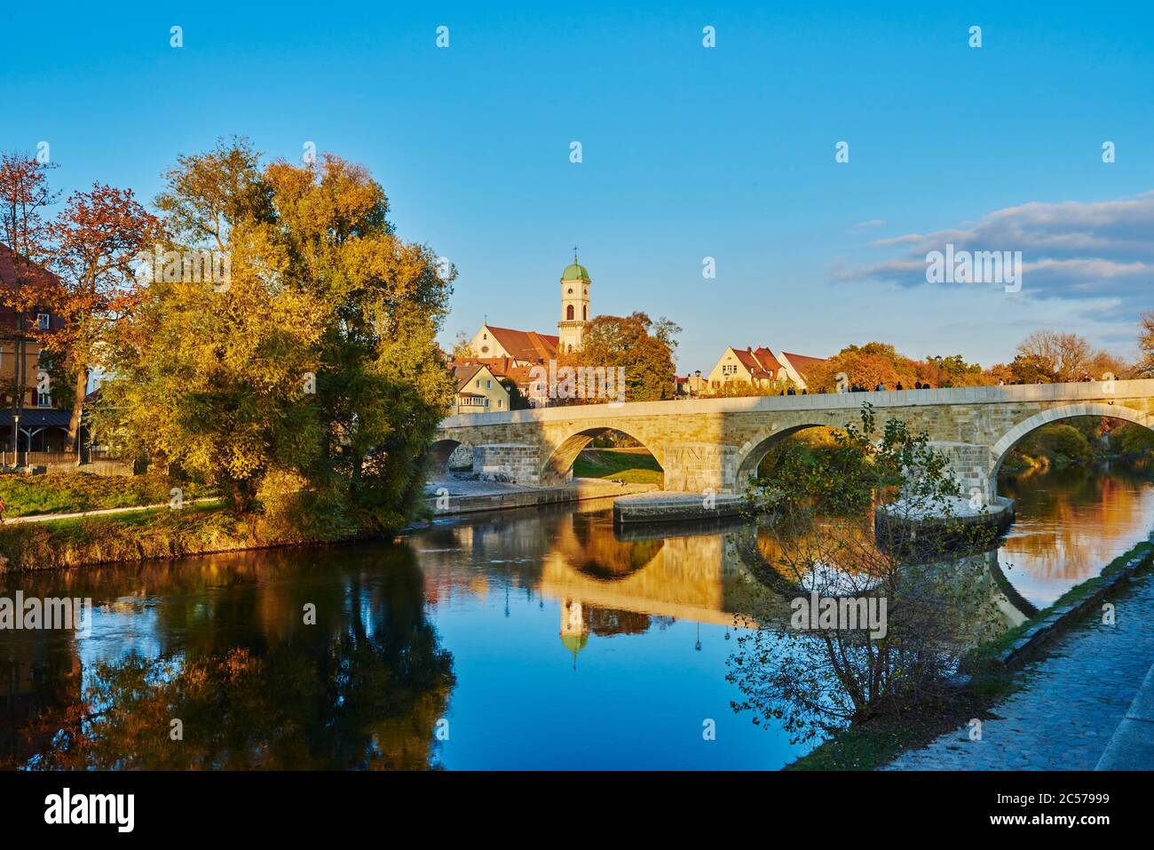 Vista del ponte di pietra sul Danubio, autunno, Ratisbona, Baviera, Germania, Europa Foto Stock
