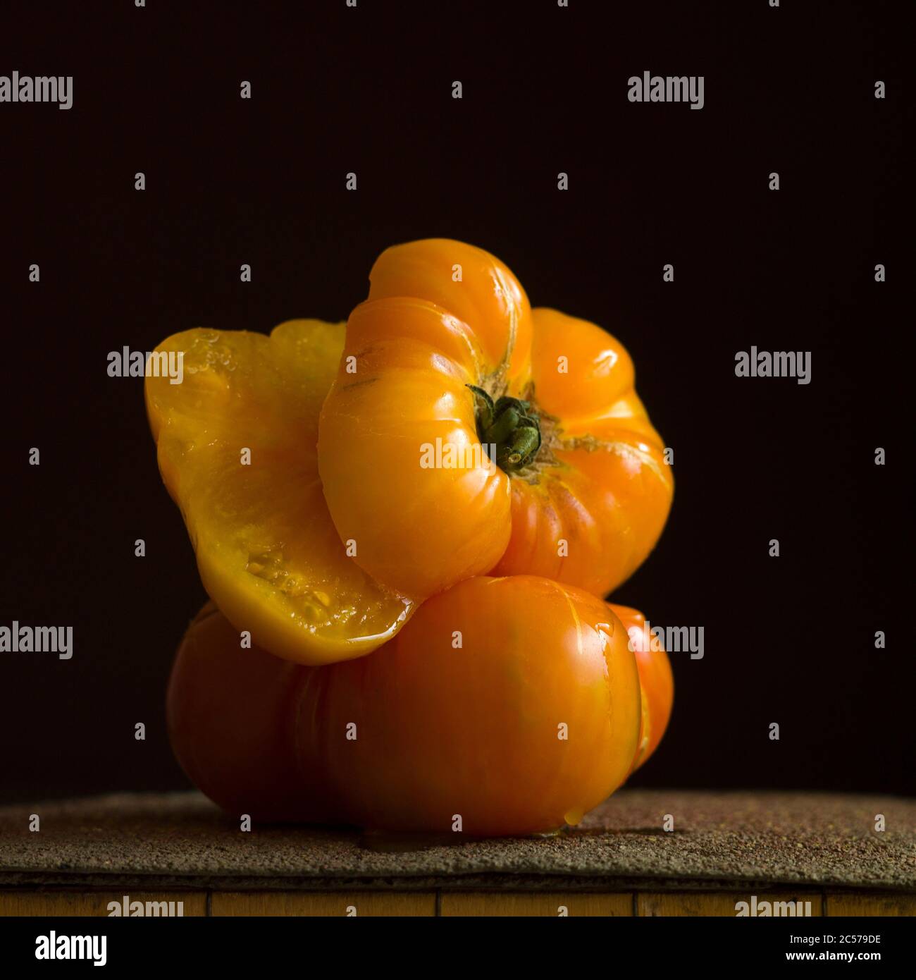 Tagliare i pomodori isolati su sfondo nero Foto Stock