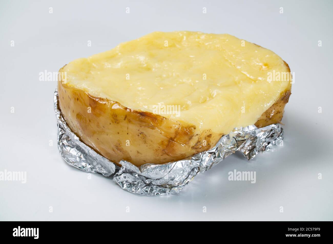 Immagine di patate fresche cotte al forno con formaggio Foto Stock
