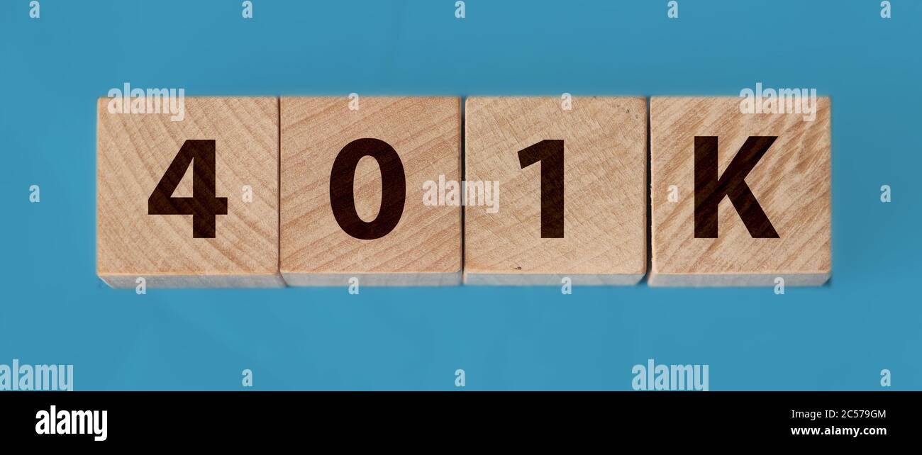Piano di pensionamento 401k, investimento per concetto senior, cubo blocco di legno con alfabeto combinare la parola abbreviazione 401k su sfondo nero lavagna Foto Stock