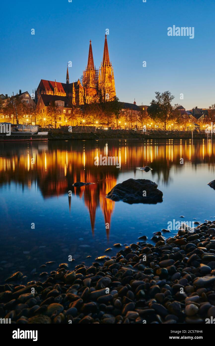 Cattedrale di Ratisbona, vista da Jahninsel, Marc-Aurel-Ufer, autunno, Ratisbona, Baviera, Germania, Europa Foto Stock
