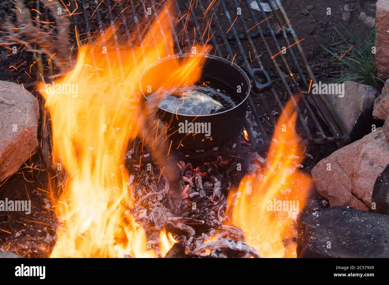 Fuoco selettivo di una pentola di cottura su un metallo grigliate in montagna Foto Stock