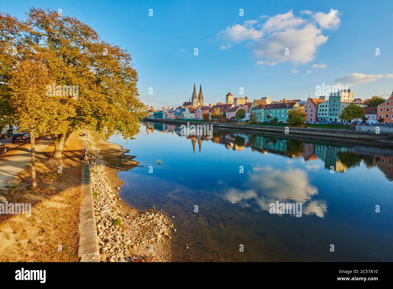 Vista del Ponte di pietra e della Cattedrale di Ratisbona sul Danubio, autunno, Ratisbona, Baviera, Germania, Europa Foto Stock