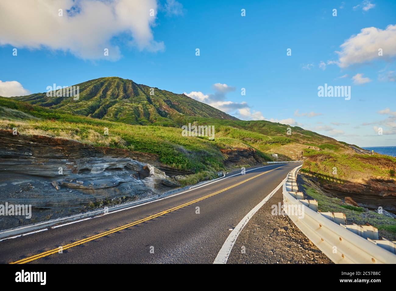 Strada di campagna a Kualoa Ranch & Zipline, Oahu Island, Oahu, Hawaii, Aloha state, Stati Uniti Foto Stock