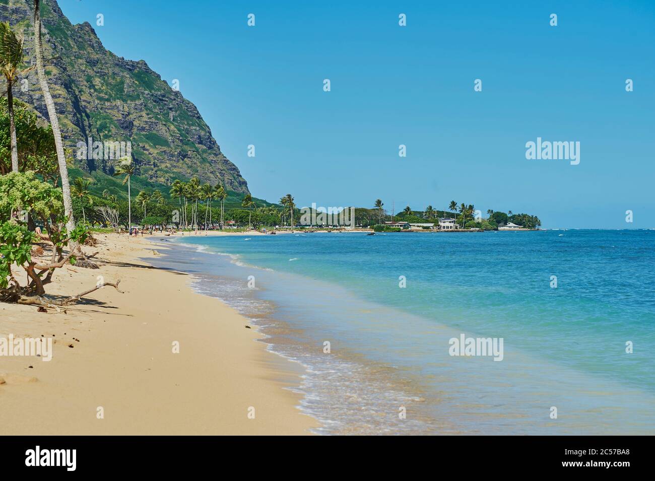 Paesaggio della spiaggia a Kualoa Rock Beach, Kualoa Point, Parco Regionale Kualoa, Isola Hawaiiana di Oahu, Oahu, Hawaii, Aloha state, Stati Uniti Foto Stock