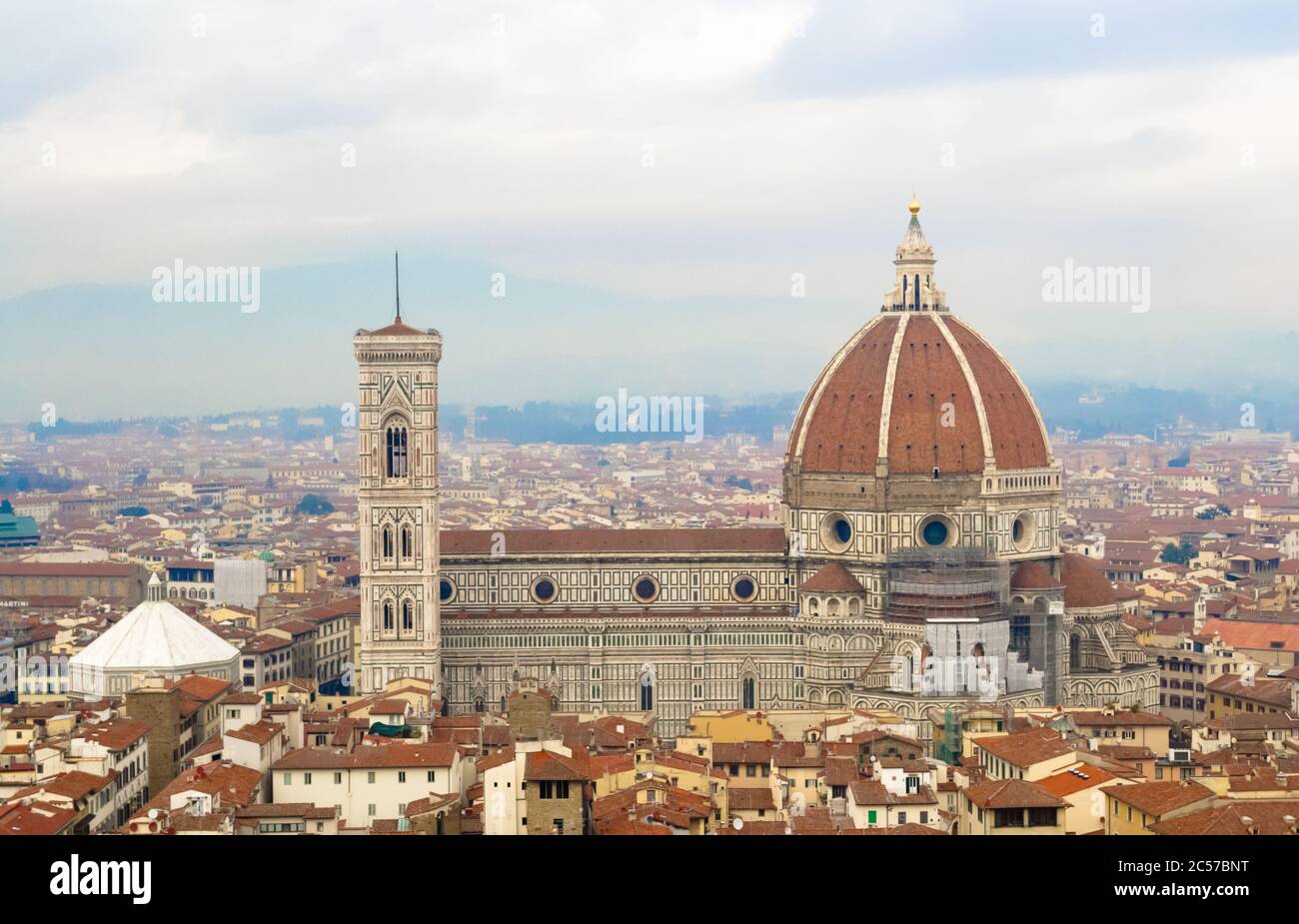 Firenze 2016, vista aerea dei tetti rossi della città e della cupola