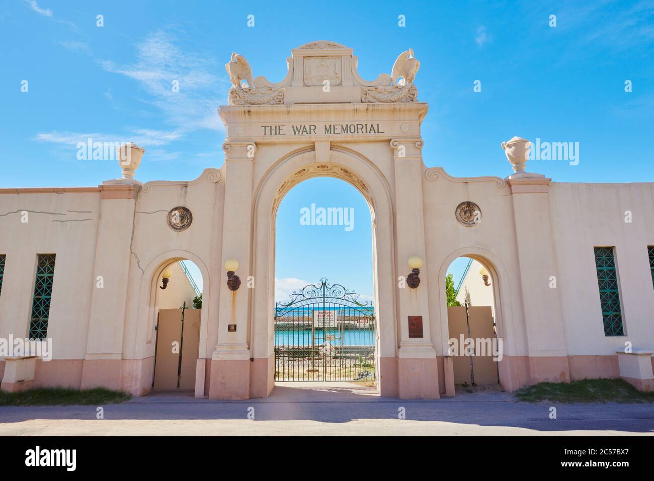Porta al memoriale di guerra 'Waikiki Natatorium War Memorial', Honolulu, Isola Hawaiiana di Oahu, Oahu, Hawaii, Aloha state, USA Foto Stock