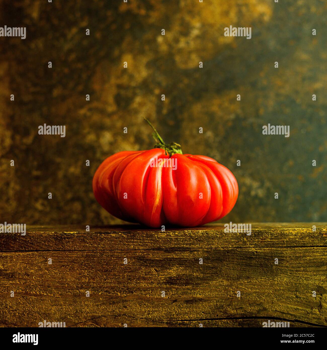 Titolo : pomodoro rosso su fondo marrone Foto Stock